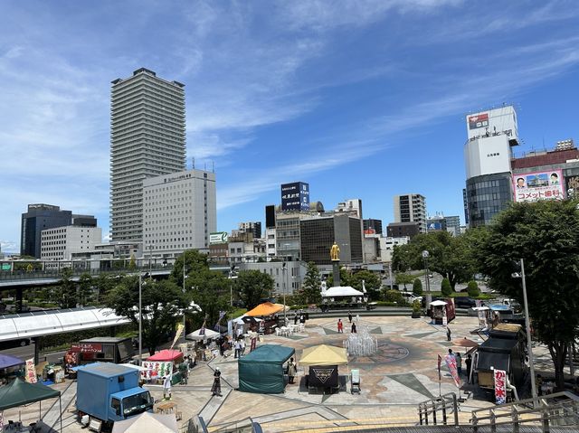 JR岐阜駅前。『信長ゆめ階段』を降りると『信長ゆめ広場』その奥には『黄金の信長像』