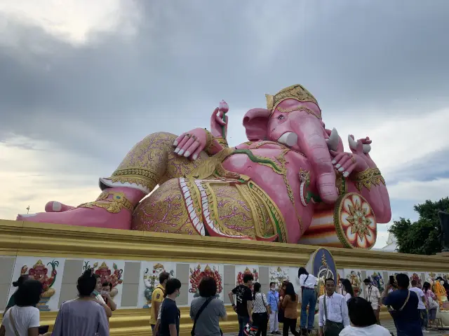 พระพิฆเนศองค์นอนสีชมพู วัดสมาน