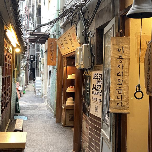 ✨힙지로 핫한 MZ감성 카페 ✨ - 커피 한약방 , 옛스러움을 느낄 수 있는