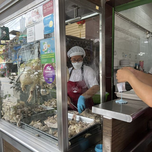 ข้าวมันไก่นายธง ร้านดังและอร่อยแถวสาธุประดิษฐ์