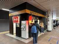 福岡・博多。博多駅のホームでラーメンが食べられる『まるうまラーメン ぷらっと博多No.1』