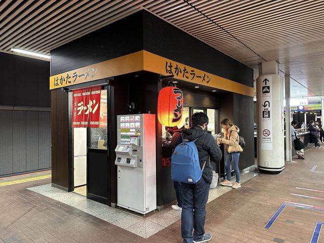 福岡・博多。博多駅のホームでラーメンが食べられる『まるうまラーメン ぷらっと博多No.1』