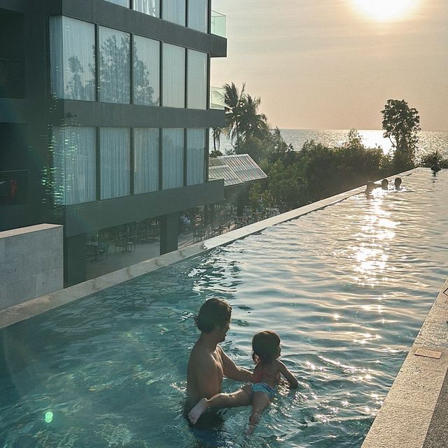โรงแรมติดริมทะเล ANA ANAN Pattaya สระว่ายน้ำลอยฟ้า