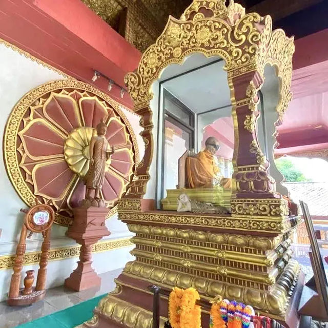 Exploring monumental temples in Koh Samui 🌴🌊