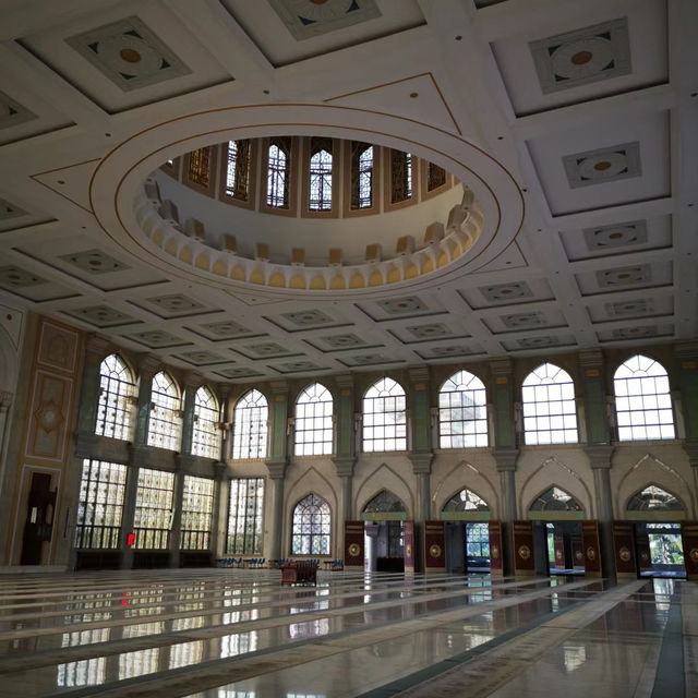 「吉隆坡AIMST Mosque：宗教與文化交流的聖殿，尋求內心寧靜和平衡！」