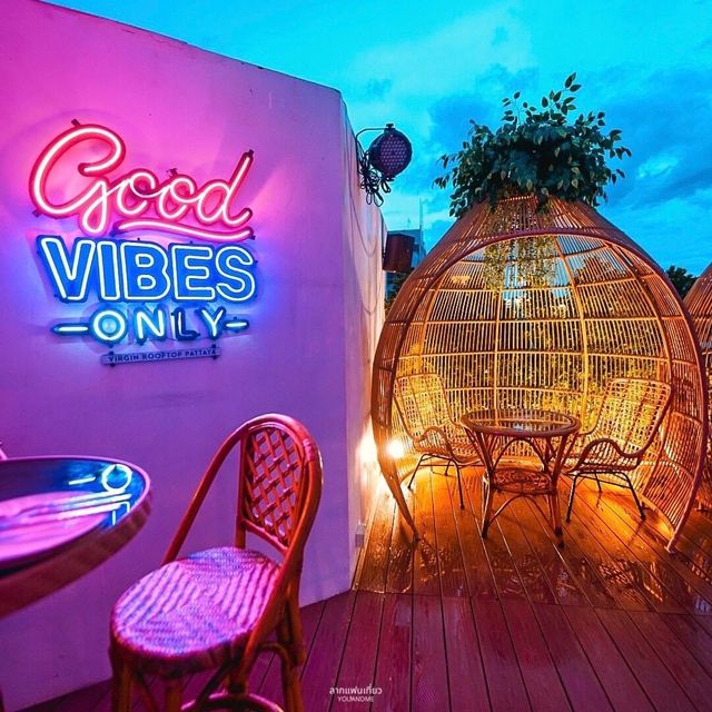Virgin Rooftop Pattaya ร้านอาหารสไตล์บีชบาร์