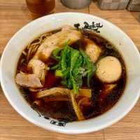 【大阪・難波】真っ黒なのにアッサリしている大阪ブラック「麺屋 丈六 なんば店」