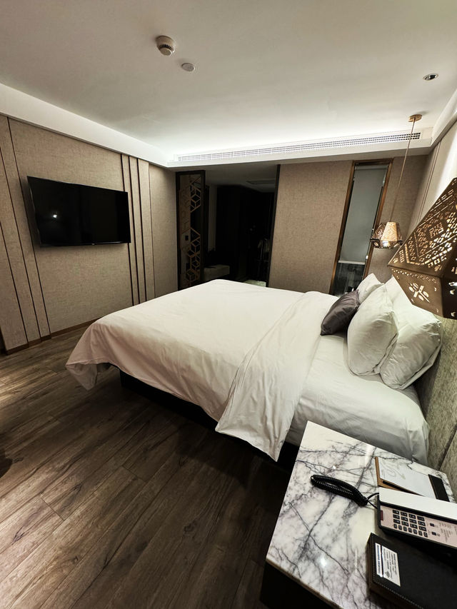 🏢 Modern Hotel in Old Building 