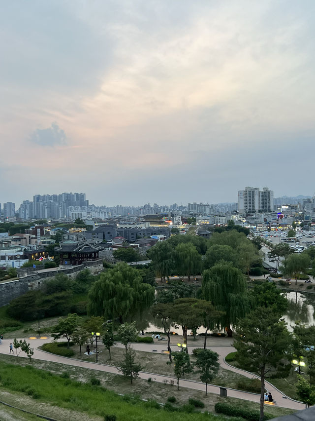 수원화성 방화수류정에서 피크닉하고 성곽 한바퀴