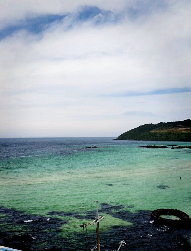 🏖에메랄드빛 해변과 ⛰초록빛 오름의 조화! 함덕해변