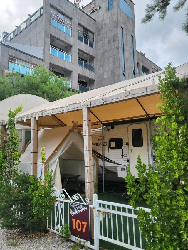 카라반과 온돌방이 있는 예산호텔