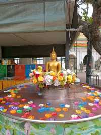 องค์พระปฐมเจดีย์เด่นเป็นสง่า