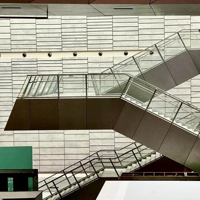 深圳當代藝術與城市規劃館-福田區文化藝術的新地標，別具一格的現代建築