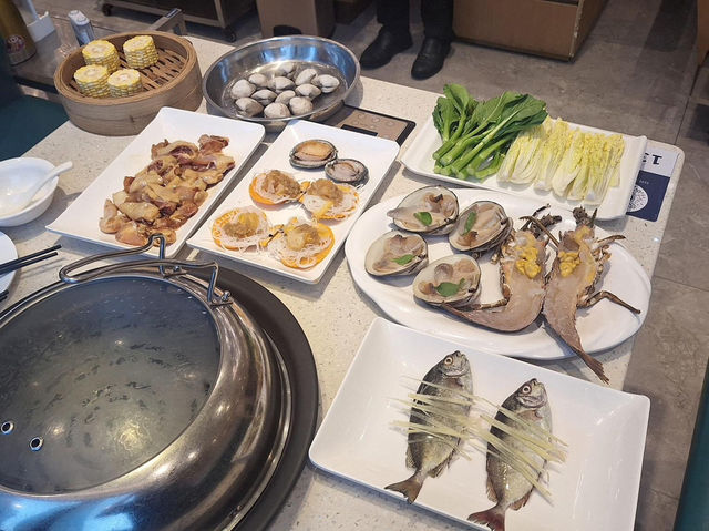 海鮮種類繁多的火鍋店