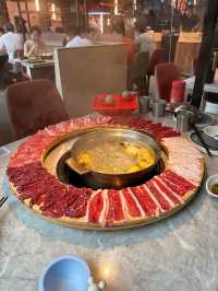 360度旋轉吃肉 實現牛肉自由 