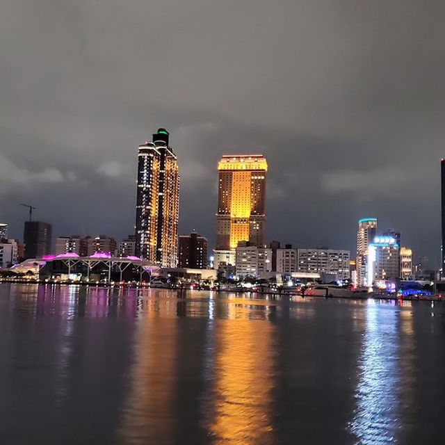 高雄愛河夜遊船河的浪漫體驗✨