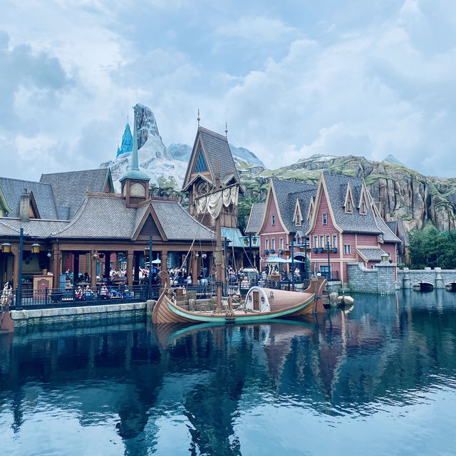 Exploring the Magic of Hong Kong Disneyland: A Day of Fun, Fantasy, and Adventure