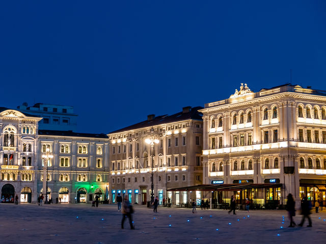 Unity of Italy Square의 야경..