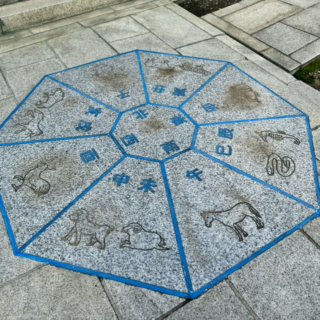 繁華街のど真ん中にある三宮神社。