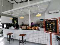 คาเฟ่มินิมอลสบายๆ ใกล้เขื่อนขุนด่านปราการชล