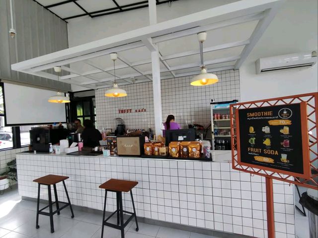 คาเฟ่มินิมอลสบายๆ ใกล้เขื่อนขุนด่านปราการชล