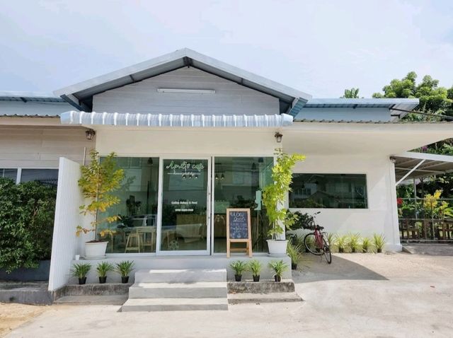 April's cafe & good day คาเฟ่เลี่ยงเมืองปากเกร็ด