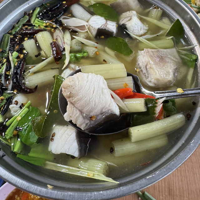 ครัวลุงหล่อ ร้านเด็ดอ่างทอง