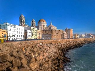 Thành phố cổ nhất ở Tây Âu, được người Phoenicia thành lập cách đây 3.000 năm.