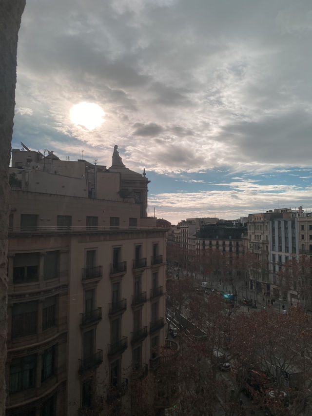 西班牙巴塞隆納｜米拉之家 Casa Milà：高第經典建築