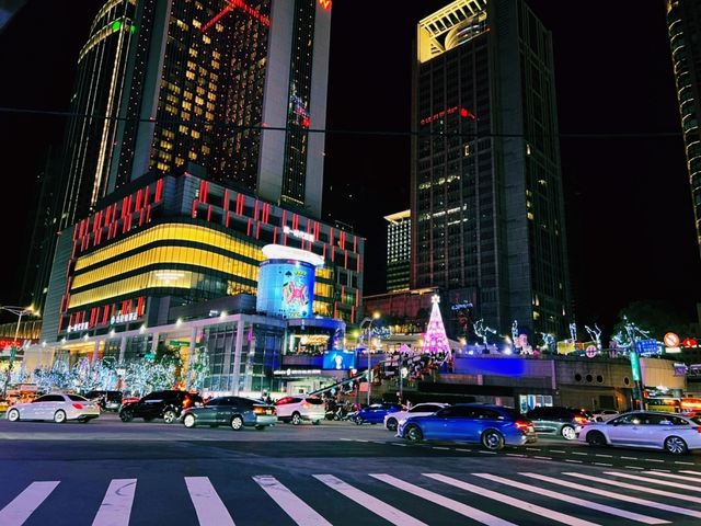 🏢 統一時代百貨——台北東區的購物與美食天堂