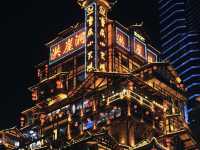 🌃 **【重慶洪崖洞：夜幕下的魔幻山城】** 🏮  