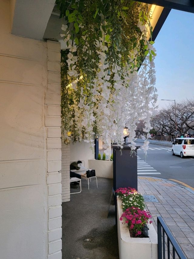 온천천 벚꽃뷰가 멋진 루프탑카페