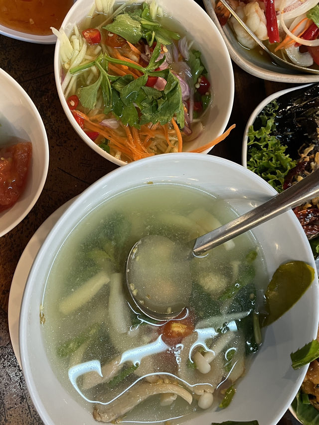 ร้านอาหารทะเลพื้นบ้านลับๆ ในบ้านเพ ระยอง 🦀🦑 