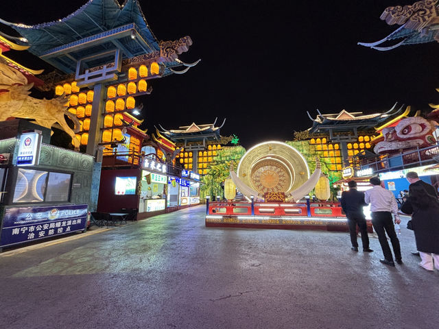  **🌃【南寧必打卡】南寧之夜：666米國潮街區，非遺打鐵花+百處網紅點，夜遊新地標！**  