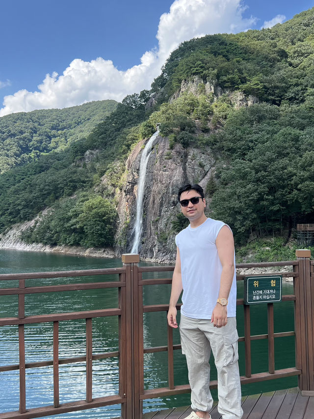 Nature’s Hidden Gem: Waterfall & Lake Escape