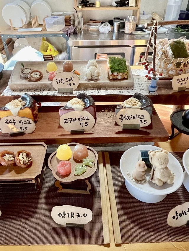 釜山｜熊熊真的太萌啦！！端上桌我瞬間尖叫～這怎麼捨得吃啦🥺釜山人氣韓屋咖啡廳Ha:nok☕️竟然這麼美✨ 
