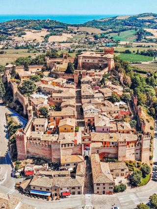 The village of Gradara in Italy 🥰🇮🇹 