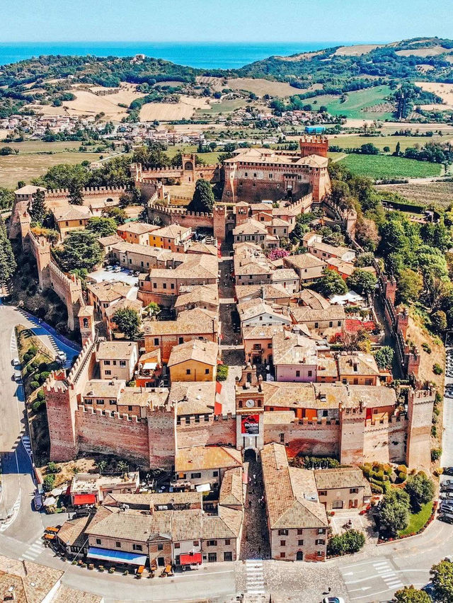 The village of Gradara in Italy 🥰🇮🇹 