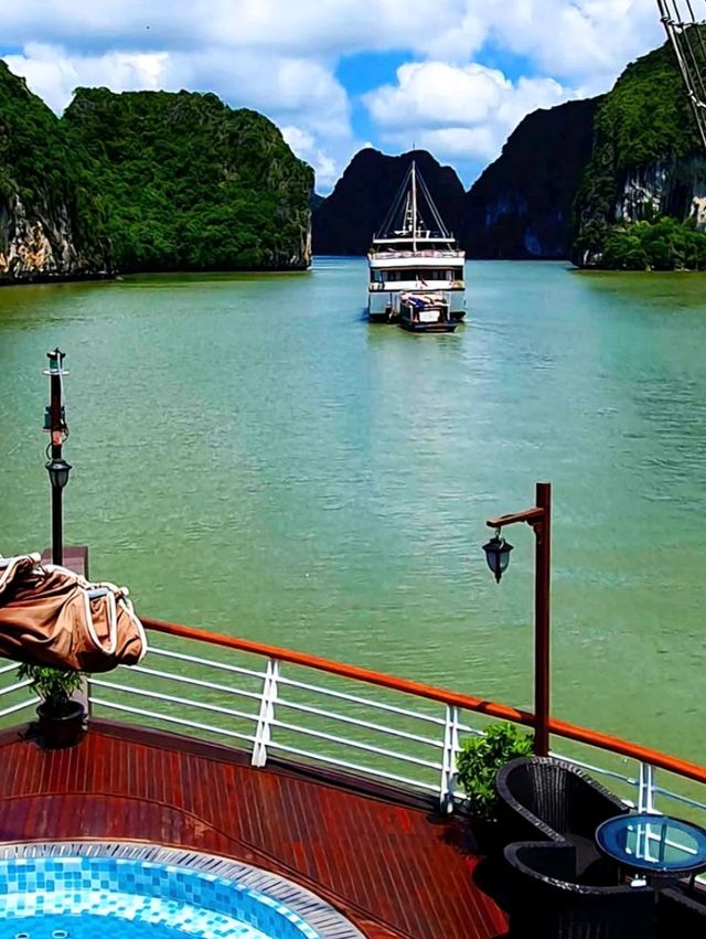 🛳️ Cruising Through Halong Bay with an Amazing Lunch Experience!