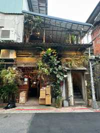 台北赤峰街老宅啡店の午後浪漫｜卜卜商店 · 咖啡與草莓蛋糕
