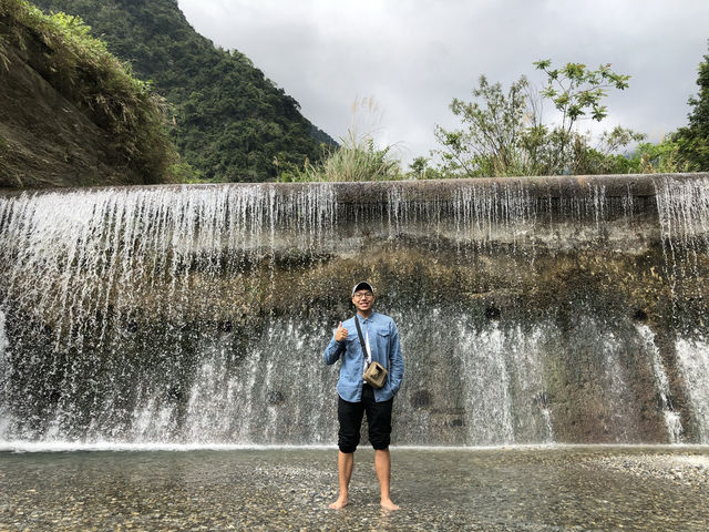 翡翠谷｜花蓮秘境中的水簾瀑布，穿越幽暗隧道後的夢幻仙境 