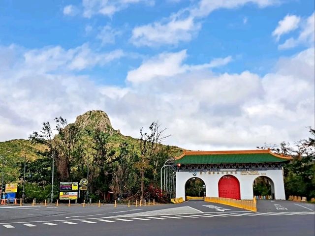 就在墾丁大街入口，走路3分鐘就到大灣沙灘，踩著金色沙灘看海超療癒～
