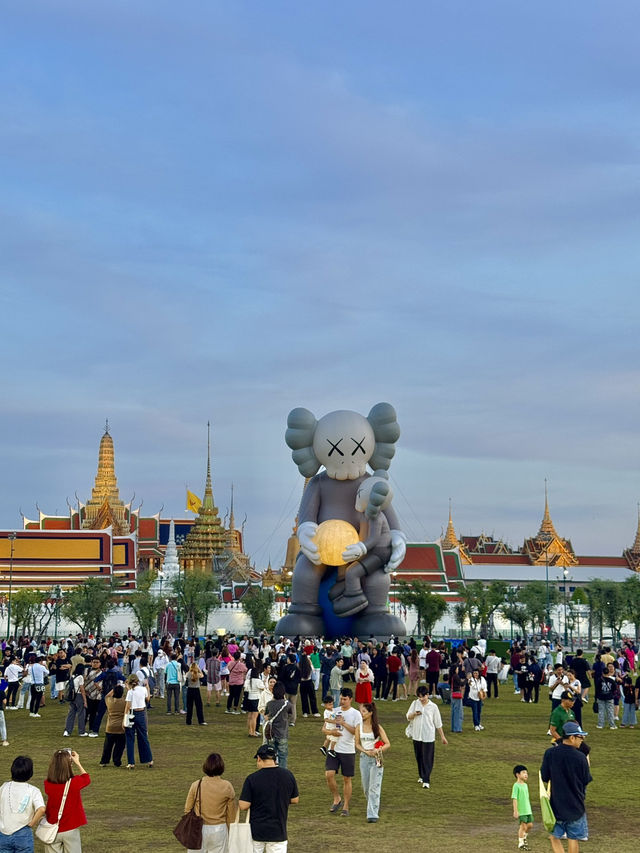 ชมนิทรรศการศิลปะระดับโลก กลางสนามหลวง 🌕✨