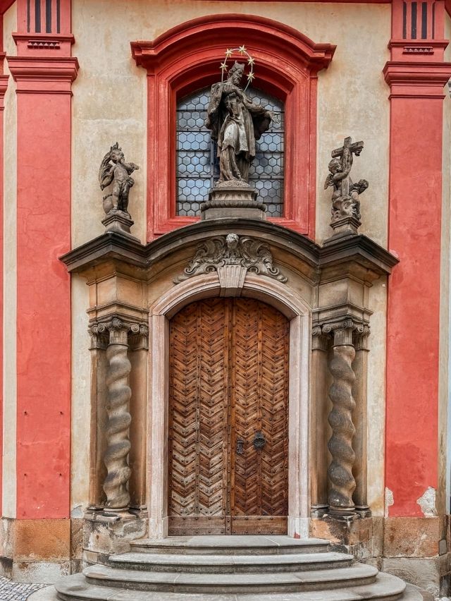 Prague Castle – A Timeless Crown Above the City of Spires