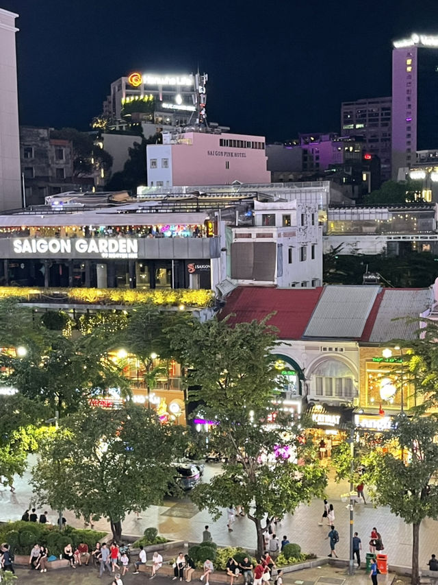 在胡志明咖啡公寓露台上，吹着微風