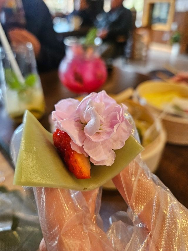 가평 감성카페 오롯이꽃연못 정원 바라보며 즐기는 꽃차와 디저트 맛집