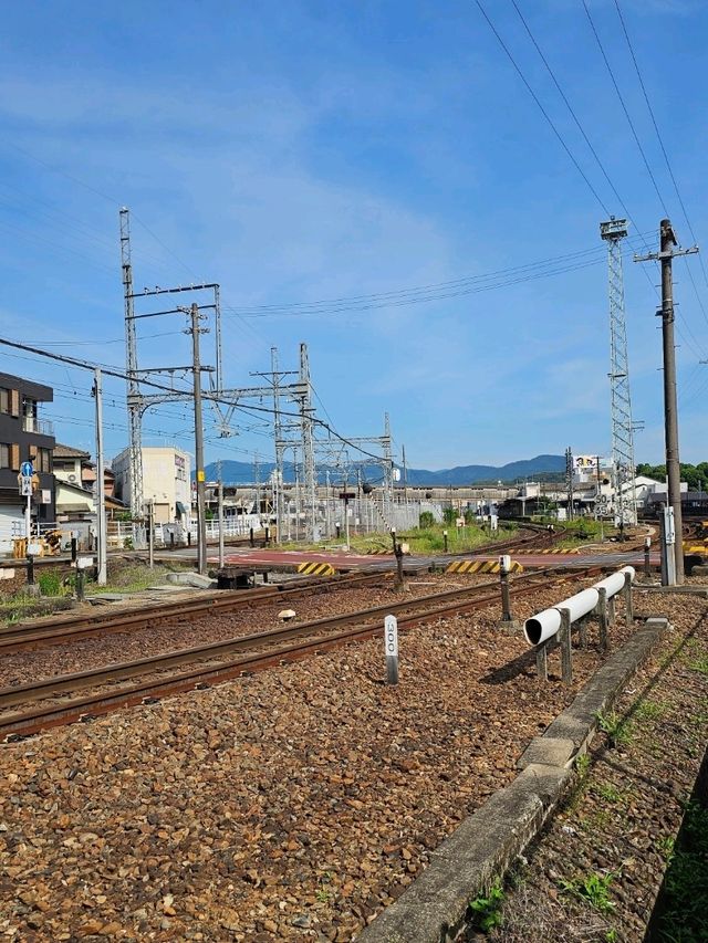 伊勢市最長商店街道，鐵道旁的〔しんみち商店街〕