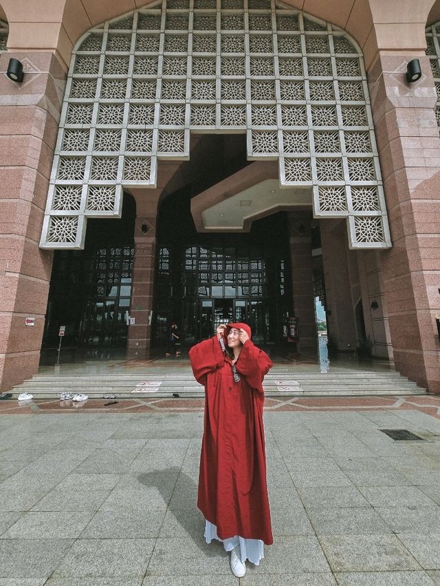 Pretty in Pink - A Visit to Putra Mosque, Putrajaya 🕌📸