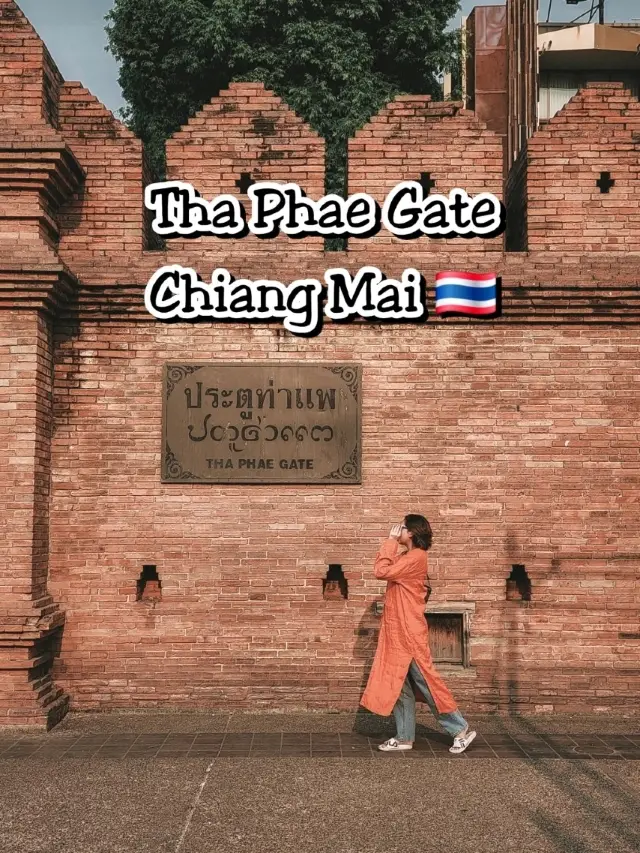 Strolling Through Time at Tha Phae Gate, Chiang Mai 🏯
