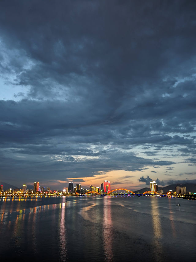 🇻🇳 Da Nang: The City That Lives Between Mountains and the Sea ⛰